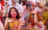 Sôi động bữa tiệc sắc màu giữa Hà Nội trong ngày 'Cá tháng Tư'